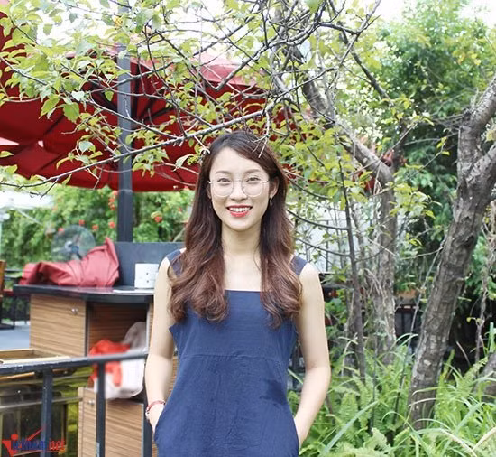 Cô chia sẻ, ngay sau buổi phỏng vấn với VietNamNet, cô có lịch quay ở đài truyền hình, và đến đêm sẽ đáp chuyến bay tới TP.HCM cho dự án mới. Hành trình từ Bắc - Nam liên tục không làm cô sinh viên đa tài chùn bước, mà càng khiến Khánh Vy thêm nhiệt huyết và hứng khởi.