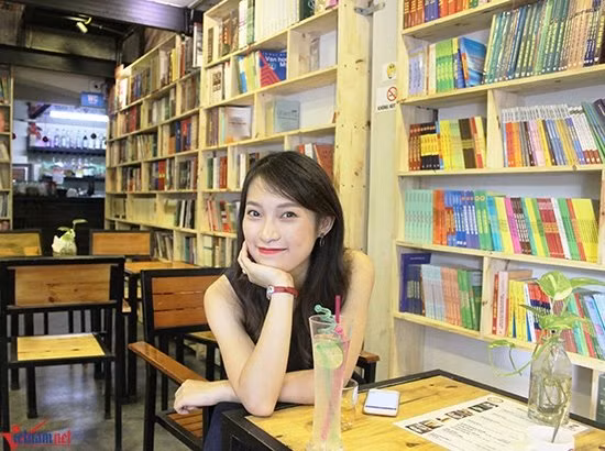 Trần Khánh Vy- Cô nàng nữ sinh Nghệ An, hotgirl trường chuyên sinh năm 1998 giờ đang là sinh viên năm 2 Học viện Ngoại giao, đồng thời là Người dẫn chương trình trên sóng VTV7. Từng gây sốt với vẻ hài hước rất duyên trong clip "Nữ sinh nói 7 thứ tiếng", Khánh Vy hôm nay trưởng thành và tự tin hơn cả trong suy nghĩ lẫn ngoại hình.