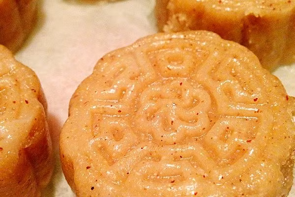 Từ góc độ của y học hiện đại, đẳng sâm, và phục linh đều có tác dụng tăng cường hệ miễn dịch, thích hợp với người thể chất suy nhược, có thể thúc đẩy sự phục hồi chức năng của dạ dày và lá lách, đồng thời bảo vệ thận, phổi đề phòng các bệnh truyền nhiễm đường hô hấp. Ảnh: 19lou.