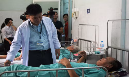 Dau lung dai dang: Coi chung khoi u o cot song