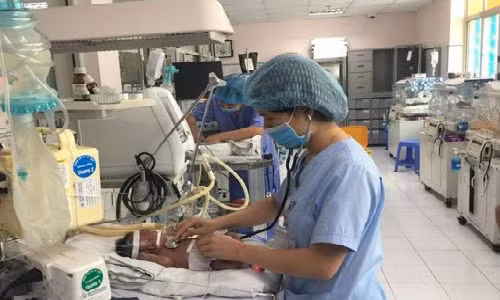 Tre duoi 2 thang tuoi viem phoi do virus tang dot bien