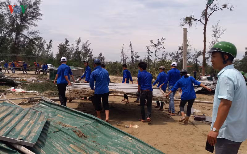 Đoàn thanh niên được huy động để giúp người dân dọn dẹp những “tàn tích” của cơn bão sớm ổn định đời sống.