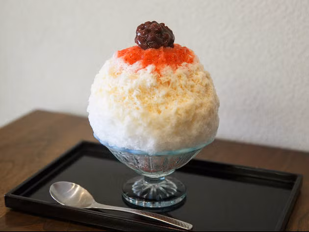 Nhật Bản có những món bánh ngọt gây ấn tượng với người ăn nhờ độ đẹp mắt và sự cầu kì, tinh tế như những tác phẩm nghệ thuật. Du khách có thể ghé thăm Toshi Yoroizuka, tiệm bánh ngọt hàng đầu của Nhật Bản, thưởng thức bánh mille-feuille dưa hấu và kem gorgonzola. Bạn cũng có thể đến Asakusa Naniwaya ở Asakusa và thưởng cho mình một ly đá bào kakigori truyền thống. Ảnh: Timeout.