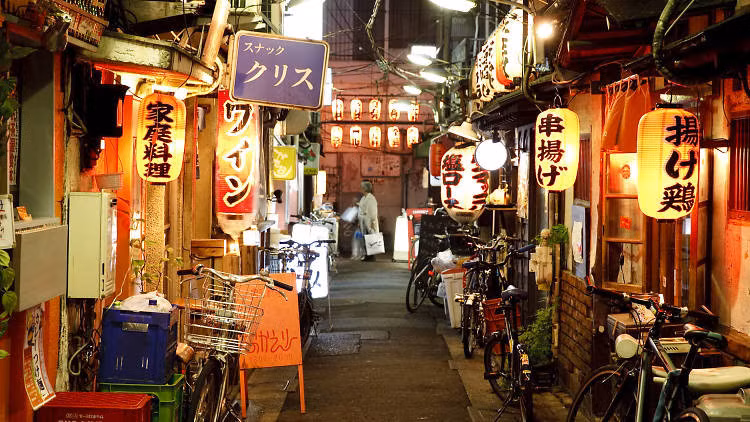 Để trải nghiệm bầu không khí ẩm thực sôi động của thành phố, du khách không thể bỏ qua những ngõ hẻm yokocho ẩn phía sau các khu nhà ga hoặc len lỏi bên dưới những tòa cao ốc. Yokocho của Tokyo chứa hàng nghìn quán ăn nhỏ, quán rượu và cửa hàng. Ebisu Yokocho là một con hẻm nhộn nhịp mở cửa cho đến sáng. Nonbei Yokocho (được gọi là Drunkard Alley) giấu mình đằng sau trạm Shibuya là nơi gặp gỡ của mọi người sau giờ làm việc. Ảnh: Timeout.