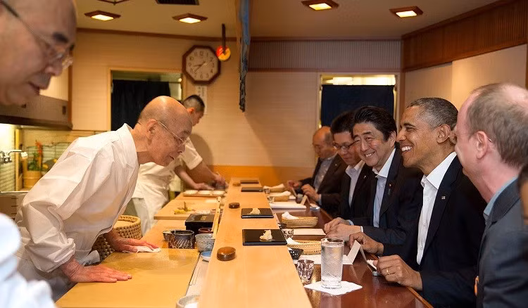 Nói đến ẩm thực Nhật Bản, nhất định không thể bỏ qua món sushi, món ăn tiêu biểu cho ẩm thực xứ sở mặt trời mọc. Sukiyabashi Jiro và Kanda là 2 nhà hàng sushi 3 sao nổi tiếng ở Tokyo. Đầu bếp Jiro Ono, sở hữu nhà hàng Sukiyabashi Jiro hàng đầu thế giới, từng đón tiếp cực Tổng thống Mỹ Barack Obama. Trong khi đó, đầu bếp Hiroyuki Kanda, là bậc thầy về sự hoàn hảo và đơn giản là chủ nhà Kanda chỉ có duy nhất một bàn với 8 chỗ ngồi. Ảnh: Travelblogexpedia.