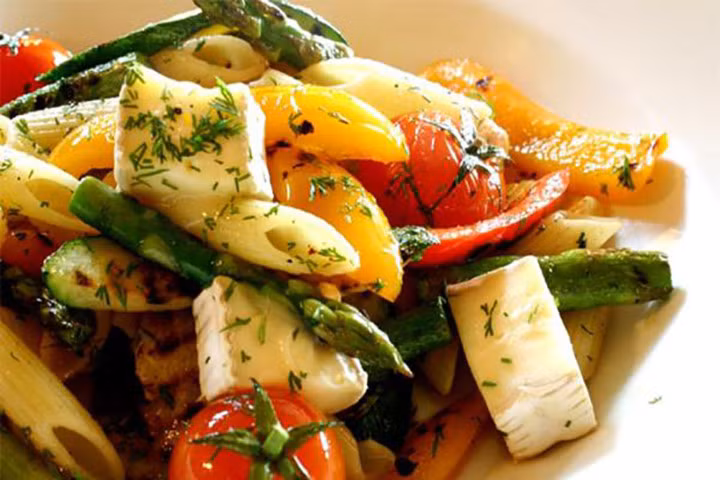 Những người tuân thủ chế độ ăn chay thuần chay có nguy cơ bị thiếu chất sắt và vitamin B12 vì họ không ăn thịt hoặc các sản phẩm động vật khác. Tuy nhiên, sắt có thể có trong nhiều nguồn thực vật và nhiều thực phẩm chức năng bổ sung B12.