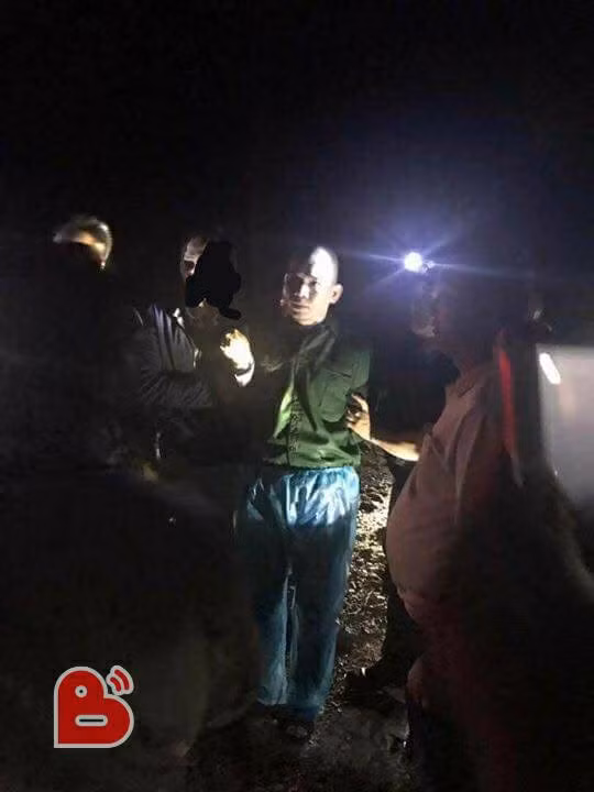 “Đối tượng Tình trốn trong lán nương thì bị cảnh sát phát hiện. Rạng sáng lực lượng cảnh sát của Bộ Công an cùng Công an Hòa Bình, Công an Sơn La đã bao vây bắt giữ Tình mà không cần nổ súng. Khi bị bắt đối tượng không có súng, trên người chỉ có ít tiền”, nguồn tin nói. Ngay trong đêm, tử tù Tình cũng đã được di lý ngay về trại giam T16 - Bộ Công an. Nguồn ảnh: BEAT
