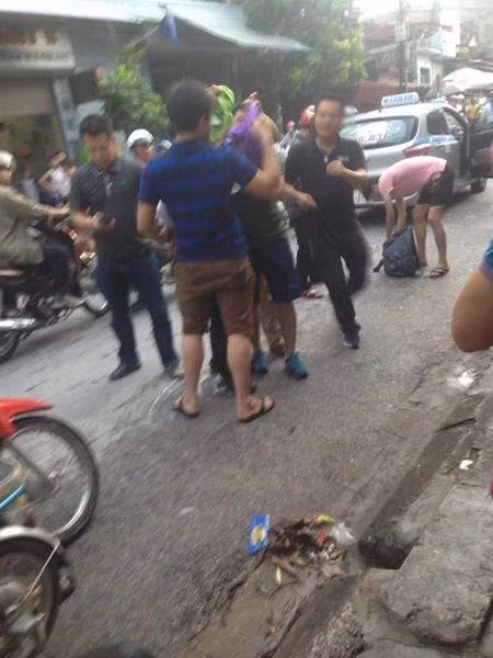 Sau nhiều ngày nỗ lực truy tìm, chiều tối 16/9, lực lượng công an đã bắt giữ thành công tử tù Lê Văn Thọ (tức Thọ "sứt") tại khu vực Phố Hóp (xã Nam Hồng, huyện Nam Sách, tỉnh Hải Dương). Thời điểm đó, Thọ 'sứt' đang ngồi trên chiếc taxi đi theo hướng TP Hải Dương về thị trấn Nam Sách rồi định đi thẳng về phường Phả Lại, TX Chí Linh (Hải Dương) thì bị bắt giữ. Nguồn ảnh: MTG