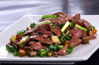 Nếu một lúc ăn quá nhiều sẽ nạp vào một lượng lớn cholesterol dẫn đến xơ cứng động mạch và làm bệnh tim mạch nặng thêm. Ảnh: jxds.