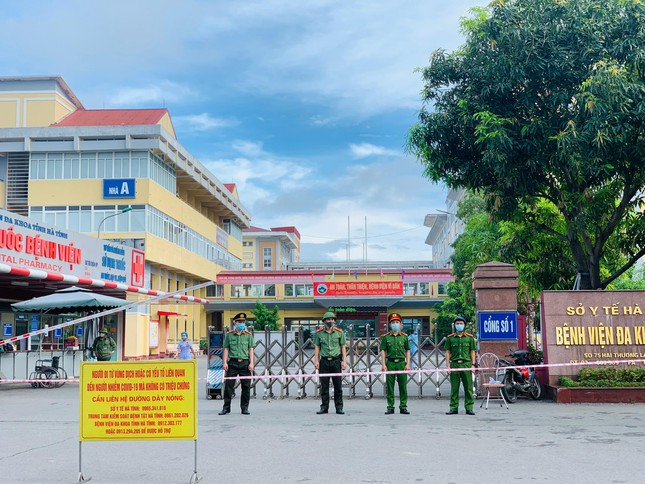 Một cán bộ dương tính COVID-19, BV Hà Tĩnh đóng cửa, thành phố giãn cách Mot can bo duong tinh COVID-19, BV Ha Tinh dong cua, thanh pho gian cach