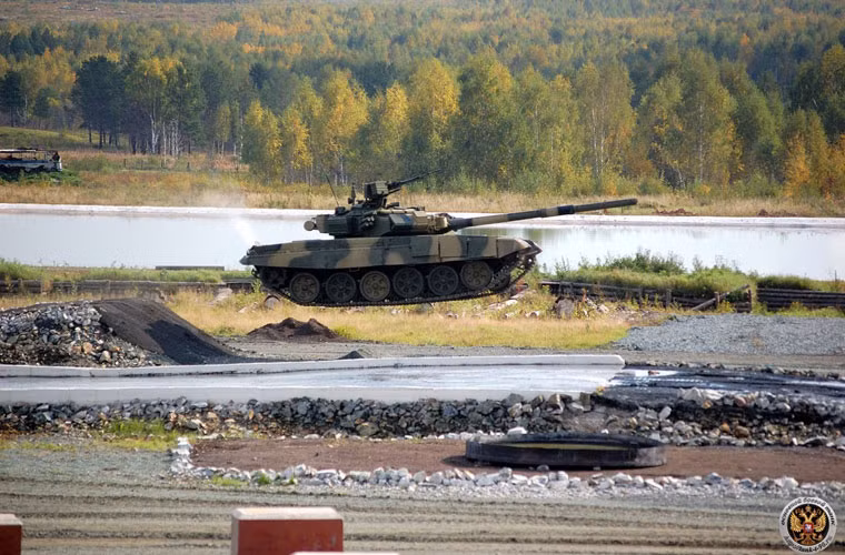 Trọng lượng nhẹ, động cơ khỏe khiến T-90 có thể “bay” – điều mà các dòng tăng phương Tây không làm được.