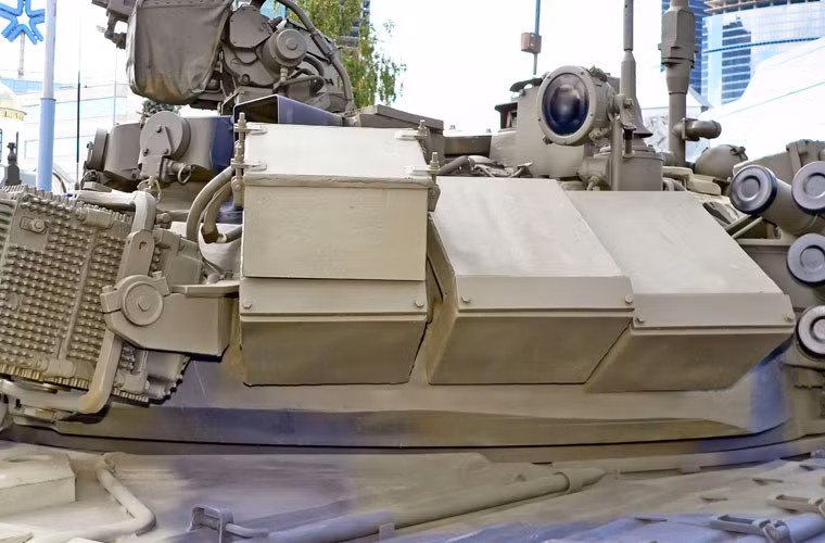 Về giáp phản ứng nổ (ERA), T-90 được trang bị giáp ERA thế hệ mới nhất Kontakt-5 bao phủ mặt trước thân, tháp pháo. Loại giáp này được đánh giá là có khả năng chống chịu đạn chống tăng RPG, tên lửa chống tăng và đạn xuyên giáp APFSDS. Nó được đánh giá là thừa sức chịu được đạn pháo tiêu chuẩn 120mm trên các loại tăng phương Tây.