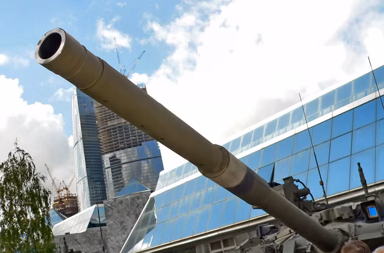 Pháo chính 125mm 2A46M có thể bắn tên lửa chống tăng 9M119 Refleks qua nòng và các loại đạn nổ phá HE, đạn xuyên giáp các kiểu AP, APFSDS...