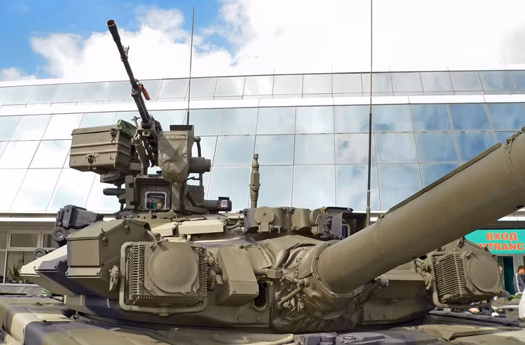 Bên cạnh hệ thống áo giáp “khủng”, T-90 cũng nổi tiếng là sở hữu hệ thống hỏa lực mạnh nhất ở châu Âu. Hỏa lực của T-90 gồm một pháo nòng trơn 2A46M 125mm, đại liên 12,7mm và súng máy đồng trục 7,62mm.