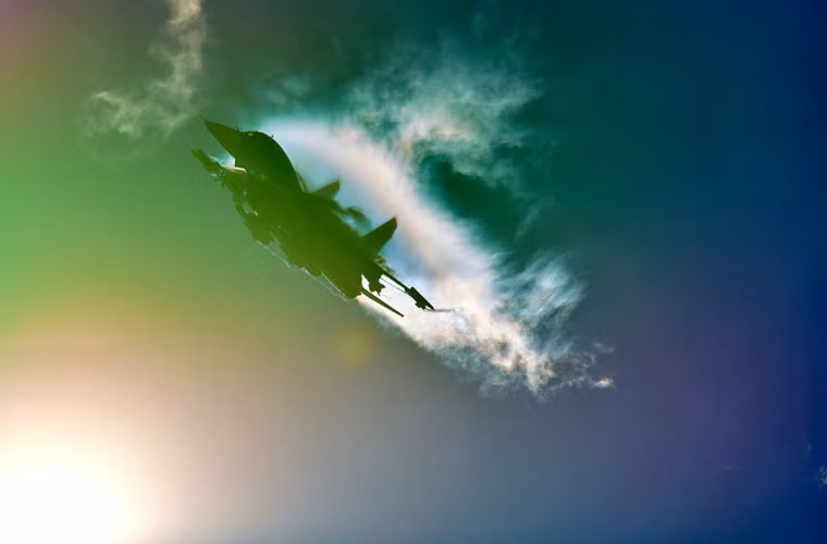 Rõ ràng, chiến đấu cơ Su-34 thuộc hàng tiên tiến bậc nhất trên thế giới, dù cho vẫn có những phê phán ở một số điểm, tuy nhiên đó là điều bình thường ở bất kỳ dòng máy bay quân sự nào. Ảnh: Chiến đấu cơ Su-34 làm “xiếc” với những dòng không khí trên bầu trời.