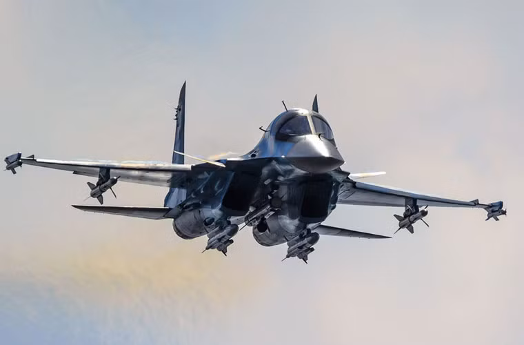 Sukhoi Su-34 là một trong những máy bay tấn công mặt đất mạnh nhất trên thế giới hiện nay, do Nga phát triển dựa trên dòng máy bay Su-27 huyền thoại. Không quân Nga dự định sẽ trang bị khoảng 200 chiếc Su-34 từ nay đến năm 2020 để thay thế loại Su-24 già nua.