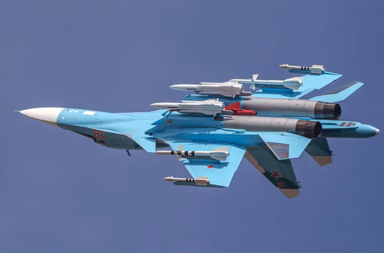 Khả năng thao diễn, cơ động trên không của Su-34 rất mạnh mẽ nhờ thừa hưởng khung gầm cơ sở Su-27 vốn đã được đánh giá cao về sự nhanh nhẹn, linh hoạt.