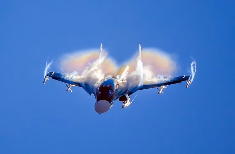 Một bức ảnh tuyệt đẹp chiến đấu cơ Su-34 mang vũ khí thực hiện màn bay biểu diễn trên không.
