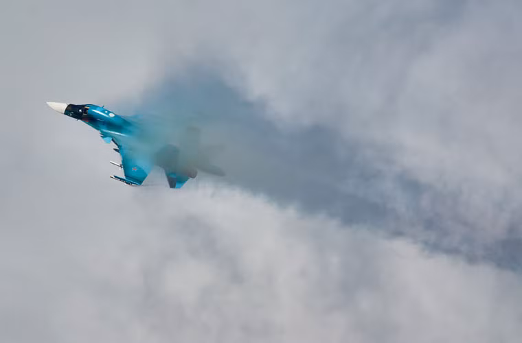 Trên Su-34 còn được trang bị những hệ thống hỗ trợ không tưởng, ví dụ như "nhà vệ sinh, không gian bếp, giường nhỏ, ghế K-36 phi công có chức năng xoa bóp mát xa".