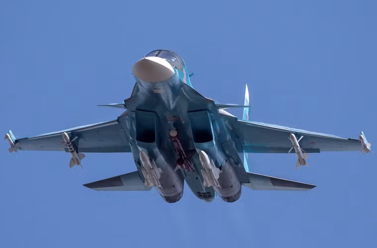 Trong ảnh, chiến đấu cơ Su-34 mang 2 đạn đối không R-73 ở đầu mút cánh, 2 đạn đối không tầm trung R-27 ở giá treo giữa cánh; 2 đạn chống hạm hoặc chống radar Kh-31 ở dưới giá cửa hút không khí và một đạn chống hạm Kh-59 ở giá giữa bụng máy bay.