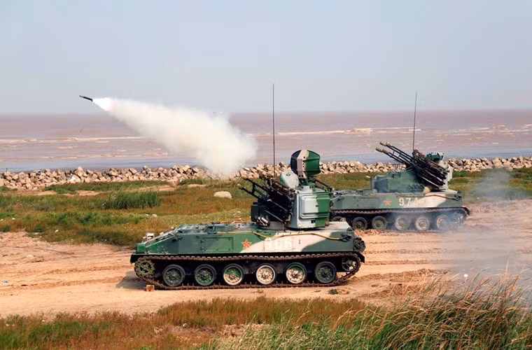 Type 95 phóng tên lửa đối không QW-2 có tầm bắn 500m tới 6.000m, độ cao hạ mục tiêu 10-3.500m.