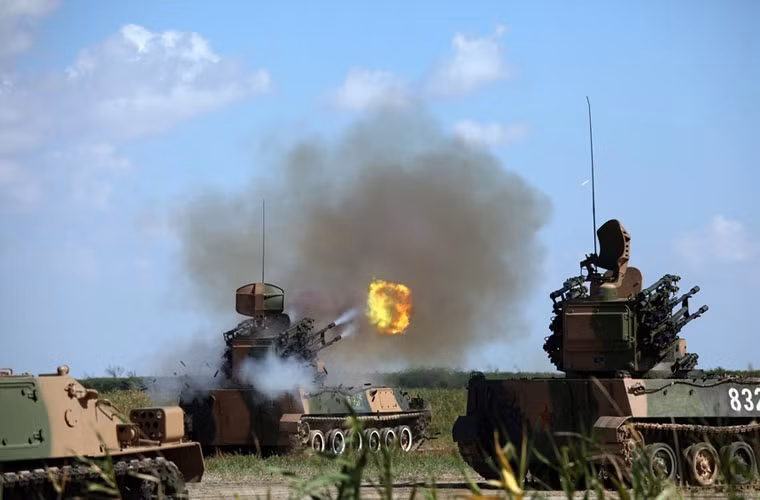 Trong ảnh là các tổ hợp pháo - tên lửa phòng không Type 95 (hay còn gọi là PGZ95) đang khai hỏa pháo 25mm.