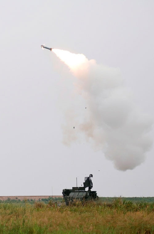 Tổ hợp tên lửa phòng không 9K331 Tor-M1 được Nga giới thiệu vào năm 1991, trang bị đạn tên lửa mới 9M331 tăng đáng kể độ chính xác. Hệ thống được cải tiến cho khả năng hạ hai mục tiêu cùng lúc. Ảnh: Tên lửa Tor-M1 phóng đạn tấn công mục tiêu trên biển Hoàng Hải.