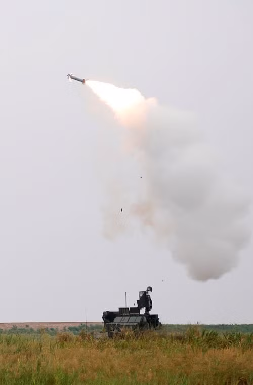 Tổ hợp tên lửa phòng không 9K331 Tor-M1 được Nga giới thiệu vào năm 1991, trang bị đạn tên lửa mới 9M331 tăng đáng kể độ chính xác. Hệ thống được cải tiến cho khả năng hạ hai mục tiêu cùng lúc. Ảnh: Tên lửa Tor-M1 phóng đạn tấn công mục tiêu trên biển Hoàng Hải.