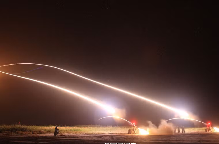 Ngoài Tor-M1, trong cuộc trận ven biển Hoàng Hải, Quân đội Trung Quốc còn tổ chức bắn thử một loạt trang bị khác. Trong ảnh là các tổ hợp tên lửa vác vai đang khai hỏa.