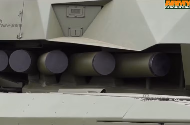 Tuy nhiên, các tấm thép này nhìn rất mỏng manh và nó hoàn toàn dễ dàng bị phá nát nếu gặp đạn RPG hay đạn pháo tăng 120mm chuẩn NATO. Nếu bị trúng đạn, các trang bị cảm biến trinh sát có thể bị phá hỏng. Vậy sau đó điều gì sẽ xảy ra?