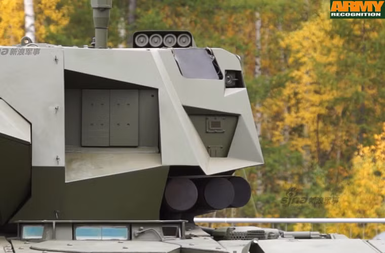 Ở bức ảnh này có thể thấy rất rõ điểm ghép nối tấm thép bao quanh tháp pháo.