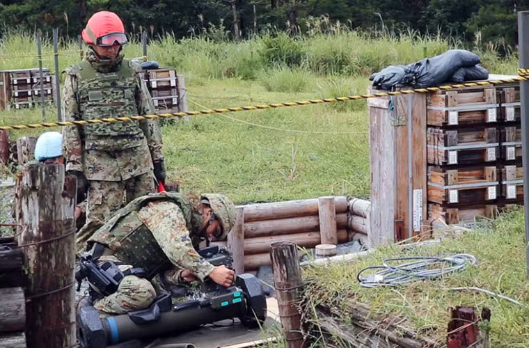 Lính Nhật Bản đang chuẩn bị bắn tên lửa Type 01 LMAT. Tên lửa chống tăng Type 01 LMAT có thể hạ mục tiêu ở cự ly 2km, dùng kiểu dẫn đường hồng ngoại CCD, đầu nổ kiểu tandem.