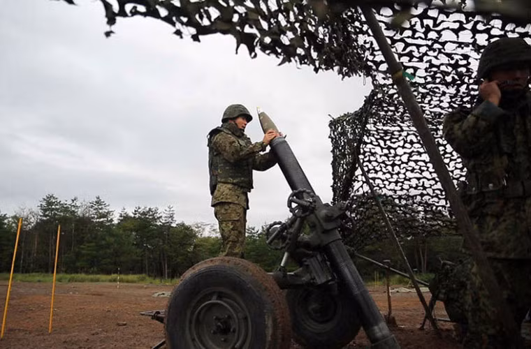 Nạp đạn cối 120mm.