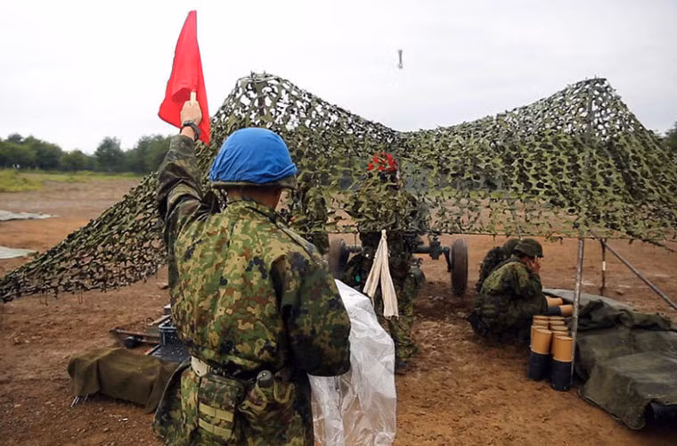 Quân phòng vệ Nhật Bản phóng đạn súng cối.