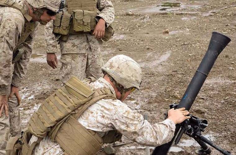 Lính Mỹ chuẩn bị một khẩu súng cối.