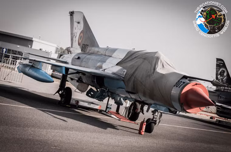 Đặc biệt nhất là triển lãm hàng không Radom năm nay đón chào vị khách “lão làng” tiêm kích thế giới – chiến đấu cơ MiG-21 huyền thoại. Đây là chiếc MiG-21 LanceR nâng cấp của Romania đưa tới dự Radom.