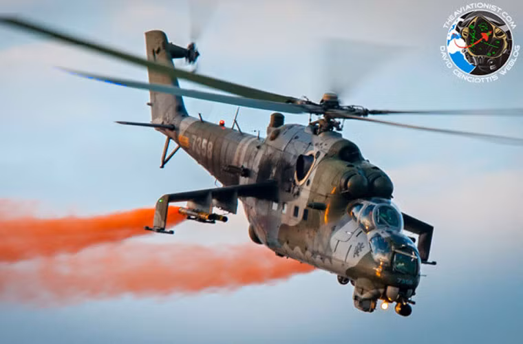 Trực thăng tấn công Mi-24 xả khói màu trong màn bay biễu diễn.