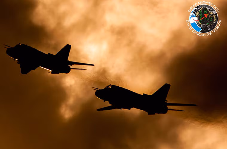 Vì Ba Lan là quốc gia sử dụng khá nhiều trang bị vũ khí thời Liên Xô nên không có gì lạ khi xuất hiện nhiều loại máy bay chiến đấu nổi danh thời Xô Viết. Trong ảnh là biên đội máy bay cường kích Su-22 nâng cấp của Không quân Ba Lan bay biểu diễn tại Radom Airshow.