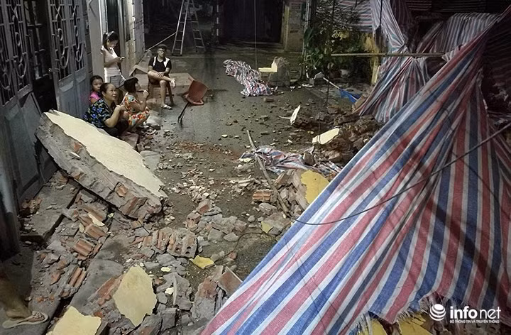 Nhiều người dân không khỏi bàng hoàng và bức xúc về việc thi công mất an toàn tại công trình này. Ảnh: Infonet.