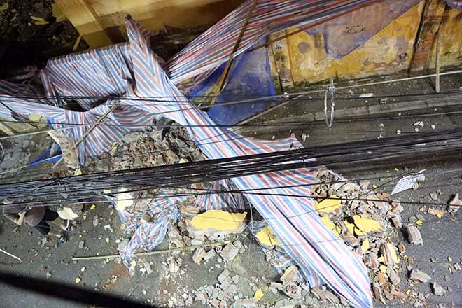 Toàn bộ mảng tường đổ sập đã chắn lối đi của người dân. Ảnh: Dân Việt.