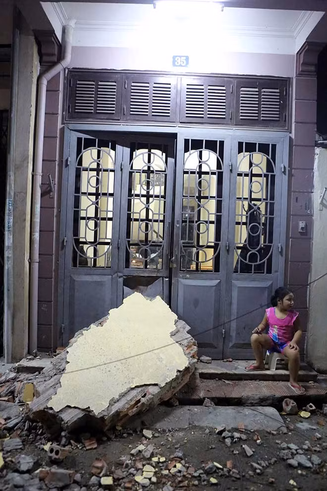 Khá nguy hiểm khi một mảng tường cũng đã rơi vào sát cửa nhà người dân sống gần khu công trường này. Ảnh: Dân Việt.