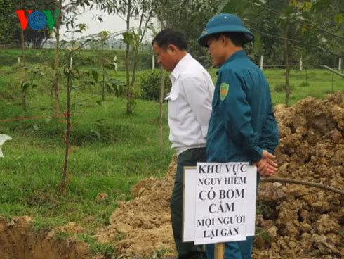 Cân nhắc việc cắm biển báo có bom mìn còn sót lại để ngăn cản mọi người không đến gần, không vào khu vực nguy hiểm. Ảnh minh họa (nguồn: VOV).