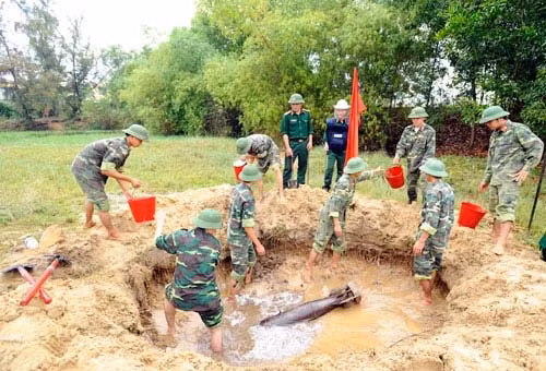 Khi tình cờ phát hiện có bom, mìn… trước hết, người dân nên nhanh chóng báo cho cơ quan chức năng địa phương, khu vực phát hiện vật liệu nổ. Lực lượng chức năng sẽ có người phụ trách việc xử lý, rà phá bom mìn với đủ kỹ năng, phương tiện cần thiết để xử lý tình huống an toàn. Ảnh minh họa (nguồn: PLĐS).