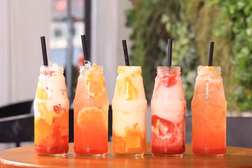 Những ly choka nhiều màu sắc, với hương dừa nồng nàn, kết hợp cùng vị sữa đặc biệt nhất tạo nên sự đậm đà hấp dẫn, làm mê mẩn giới trẻ trong những ngày hè.