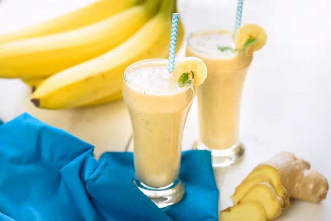 Smoothies là loại thức uống được yêu thích trong những ngày hè nóng bức. Loại thức uống này được pha chế từ các loại trái cây tươi, kết hợp với mật ong, siro, đá bào tạo thành những hương vị độc đáo không chỉ giải khát tốt mà còn bổ dưỡng cho sức khỏe. Ảnh: Kimberly Snyder.