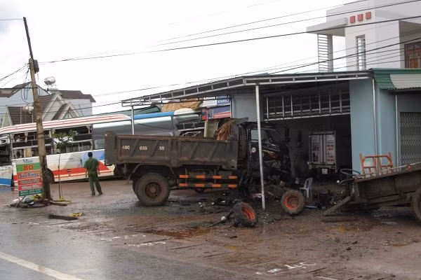 Cú va chạm liên hoàn khiến nhiều người bị thương và cả ba chiếc xe đều bị hỏng. Ảnh: Vietnamnet.