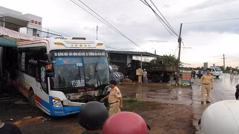 Vụ tai nạn giao thông nghiêm trọng đã xảy ra vào khoảng 16h chiều 11/8, trên quốc lộ 14, đoạn qua xã Đắk Lao, huyện Đắk Mil (Đắk Nông). Xe khách đang ôm cua thì phát hiện xe tải băng qua đường, tài xế buộc phải phanh gấp dẫn đến va chạm liên hoàn khiến nhiều người bị thương. Ảnh: Vietnamnet.