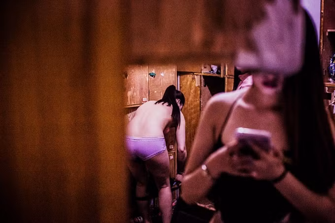 Vài cô gái mới vào nghề thường e ngại nên trốn vào một góc để thay đồ.