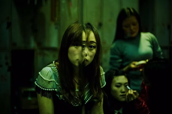 Trong phòng chờ có rất nhiều gương mặt, mỗi người mang một tâm trạng khác nhau.