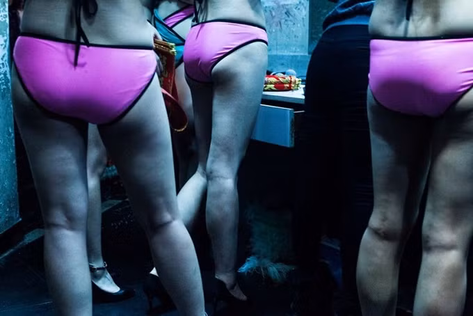 Để những dân chơi hứng thú, một phần không thể thiếu chính là sự xuất hiện của các chân dài hay cô đào xinh đẹp. Họ có thể là vũ công, người tiếp rượu hay tay vịn cho các đại gia… Song nhìn chung, những cô gái ấy lao động tình dục để kiếm sống.